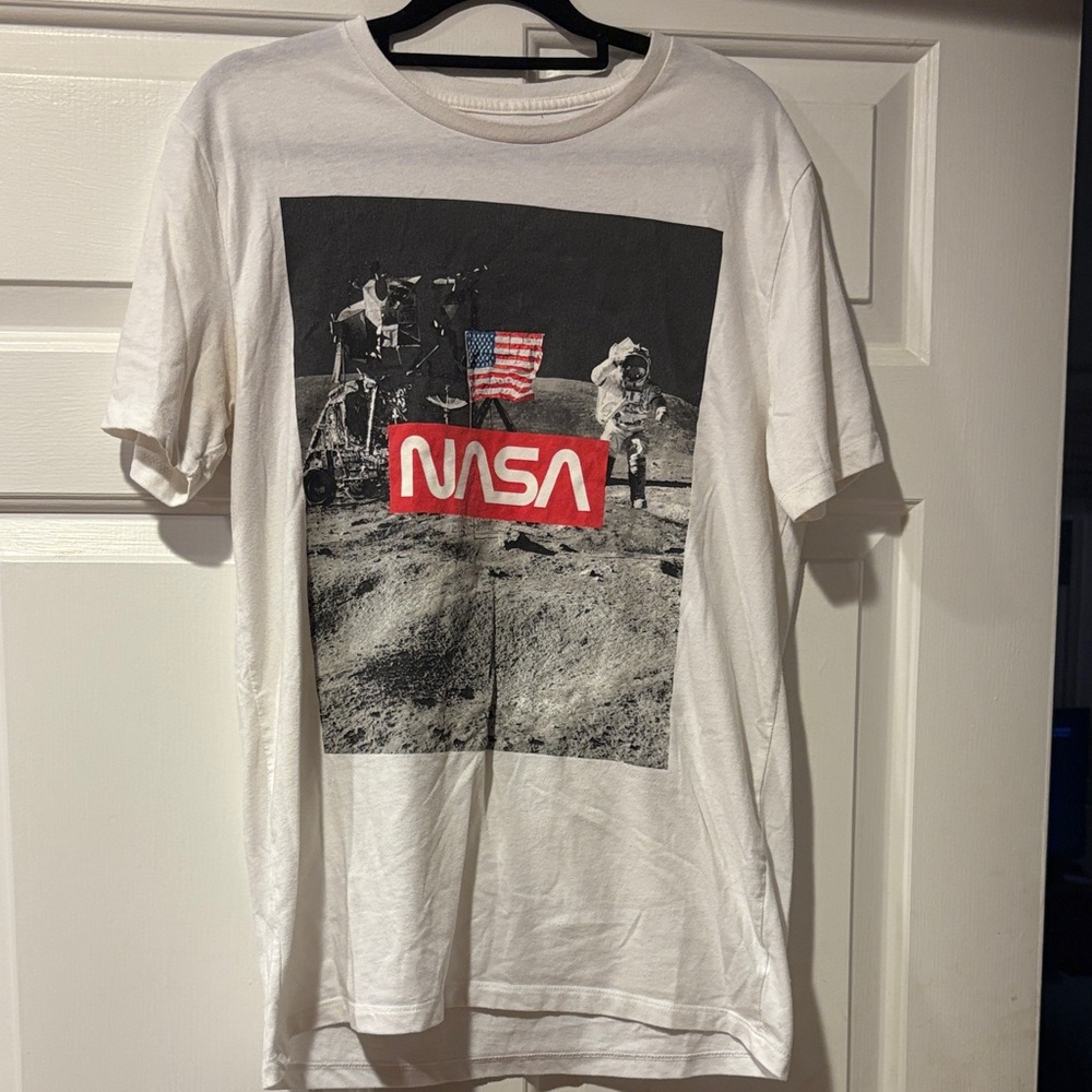 Old Navy White NASA Graphic Tee size m